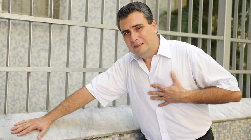 Η θωρακική οστεοχόνδρωση εκδηλώνεται συχνά ως αίσθημα πόνου στην περιοχή της καρδιάς